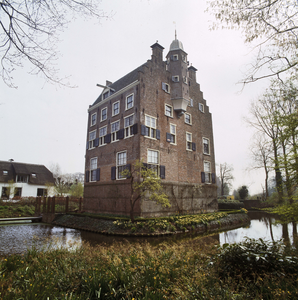 842196 Gezicht op de rechter- en achterzijde van het kasteel Oudaen (Zandpad 80) bij Breukelen uit het noordoosten, met ...